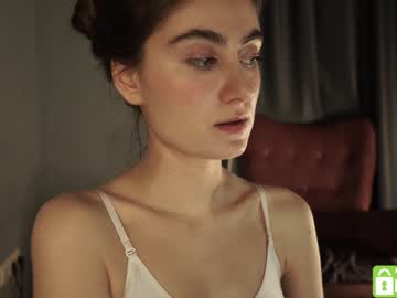 girl
        tessarosse_ cam image #1468379