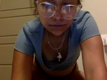 girl
        rleah832 cam image #4870940