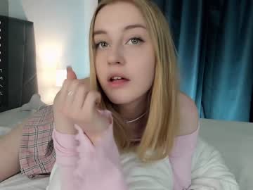 girl
        maidabuoy cam image #3903530