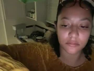 girl
        dreamyriri cam image #6104390