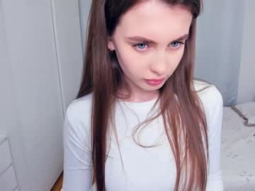 girl
        your__moon cam image #2195627