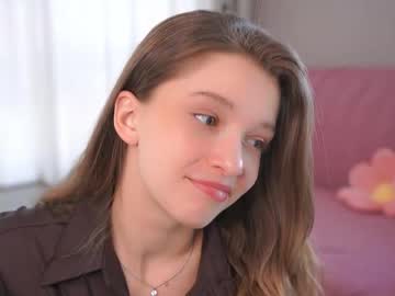 girl
        little_poetry cam image #6365426