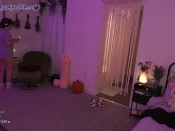 girl
        evelynpiers cam image #4931