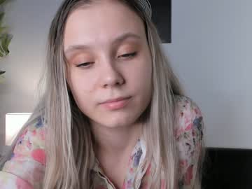 girl
        elenebisbee cam image #3912236