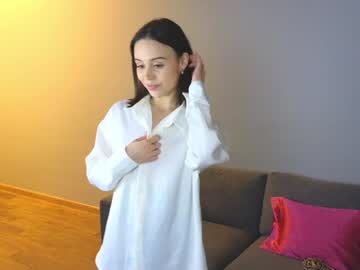 girl
        poppypaws cam image #5878055