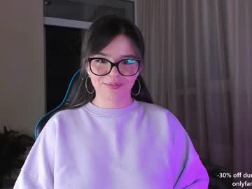 girl
        aavee cam image #437743