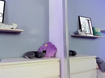 girl
        saschaholmen cam image #225175