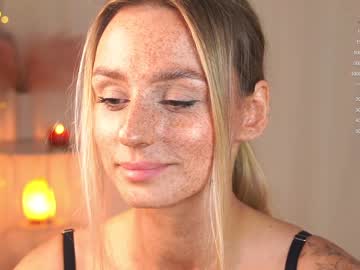 girl
        artease cam image #2969626