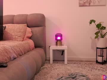 girl
        nina_mon cam image #6737431