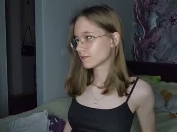 girl
        lowress cam image #6288121