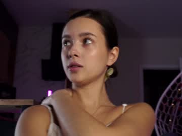 girl
        emilybatee cam image #6835310