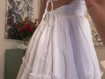 girl
        island_peach cam image #4337844
