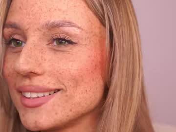 girl
        artease cam image #6402568