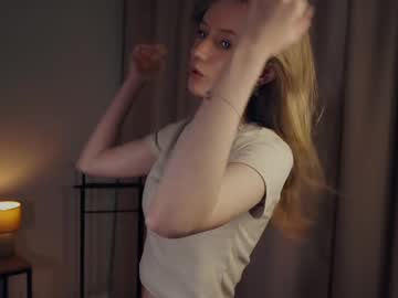 girl
        rowenacroyle cam image #6122879