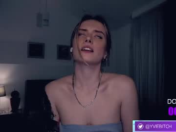 girl
        _yvie_ cam image #1870749