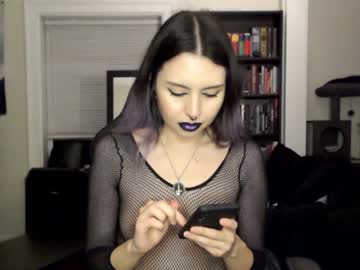 girl
        runacrow cam image #2277924