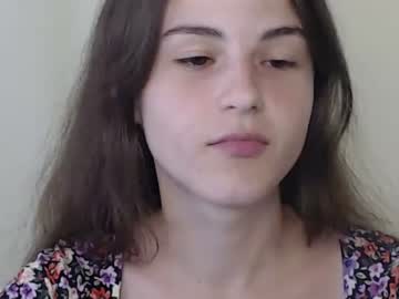girl
        chamomile19 cam image #1990829