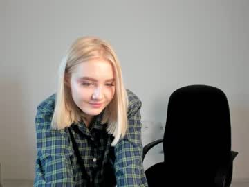 girl
        oliviabr0wn cam image #259152