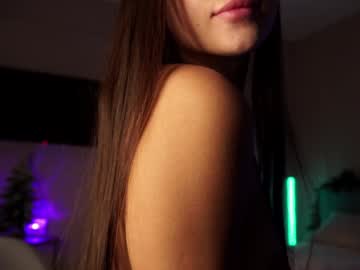 girl
        emilybatee cam image #6095329