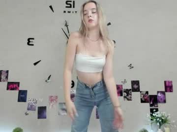 girl
        the_scarlet_flower_ cam image #5097245