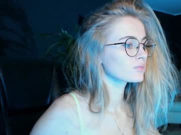 girl
        linellali cam image #73650