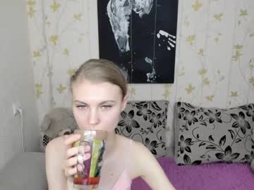 girl
        phoebepaw cam image #3572136