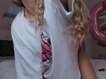 girl
        yononeey cam image #2560136