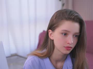 girl
        little_poetry cam image #6300420