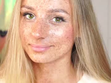 girl
        artease cam image #2682488