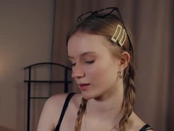 girl
        rowenacroyle cam image #6130571