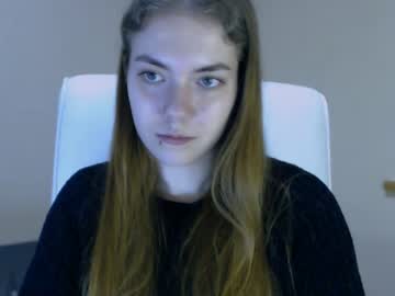 girl
        zoey_deuttch cam image #835748