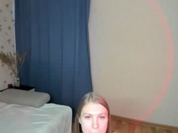 girl
        phoebepaw cam image #3829670