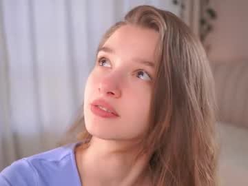 girl
        little_poetry cam image #6560736