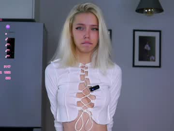 girl
        maureensgame cam image #5793355