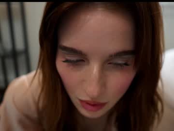 girl
        ellaa91 cam image #6540453