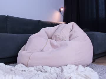 girl
        meowlina cam image #1531576