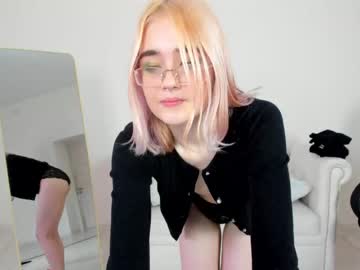 girl
        ameelialee cam image #178721
