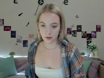 girl
        the_scarlet_flower_ cam image #5097045