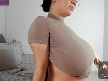 girl
        ann__w cam image #1588336