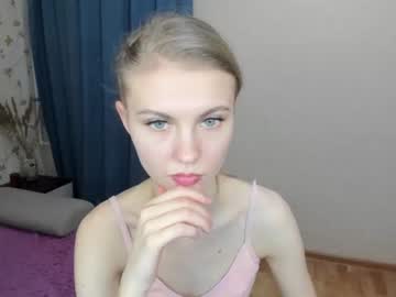 girl
        phoebepaw cam image #3571776