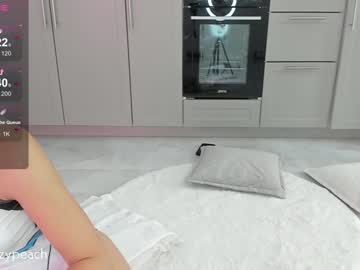 girl
        lizzy_peach cam image #4784188
