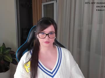 girl
        aavee cam image #2683390