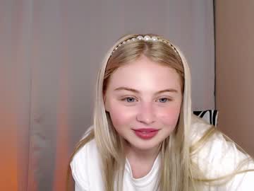 girl
        shy_blondiee cam image #831009