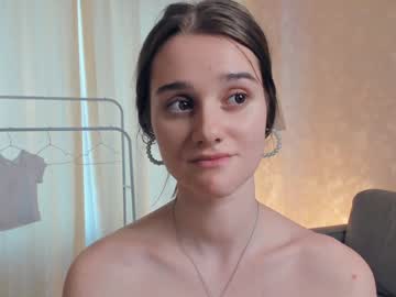 girl
        gummy_rabbit cam image #3856651