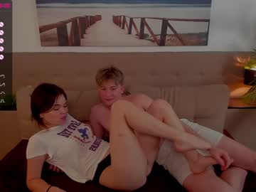couple
        holly__baker cam image #1889653