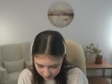 girl
        sunn_beamm cam image #6303876