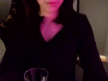 girl
        lillyandhertoyy cam image #3386792