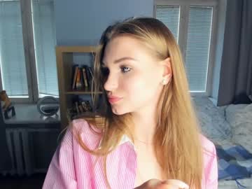 girl
        paradise_for_two cam image #4657914