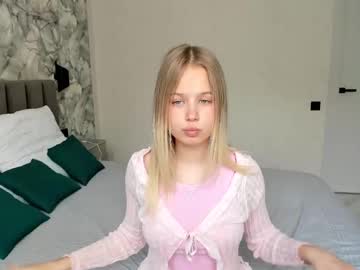 girl
        tenderness_18 cam image #6810754