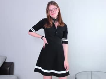 girl
        evelynnsimon cam image #1506221